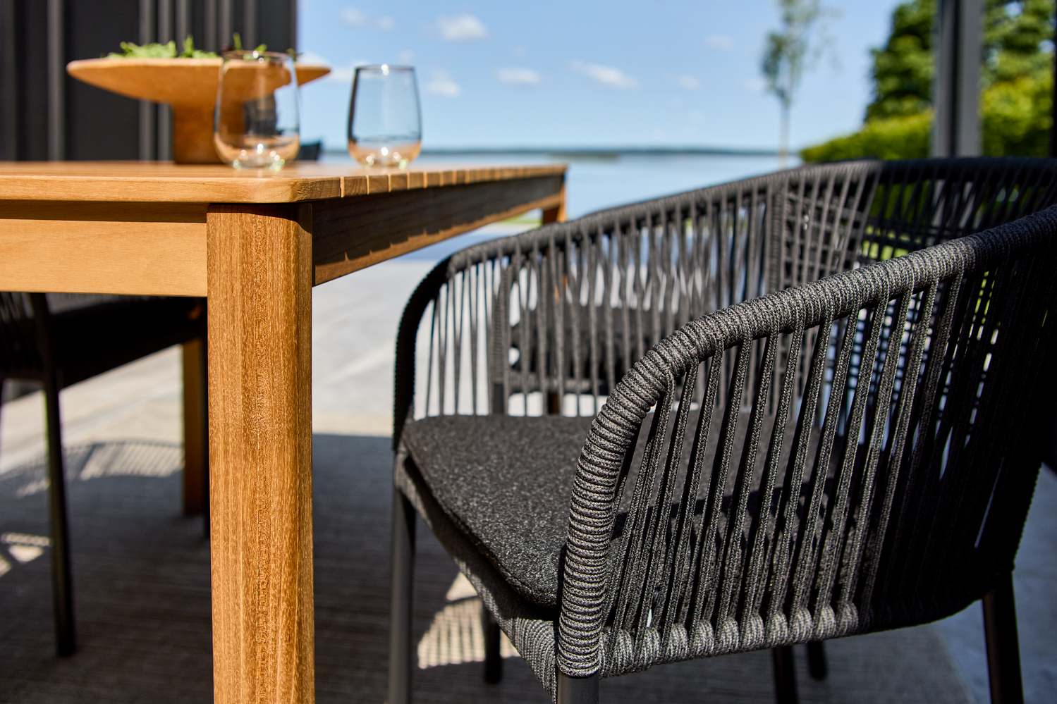 Delta stol med armlener Svart/Teddy Black