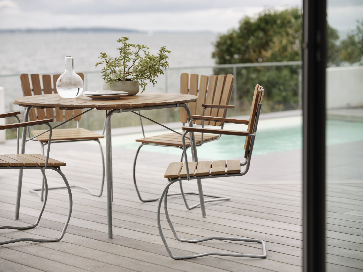 56:an stol med armlener Natur/grå