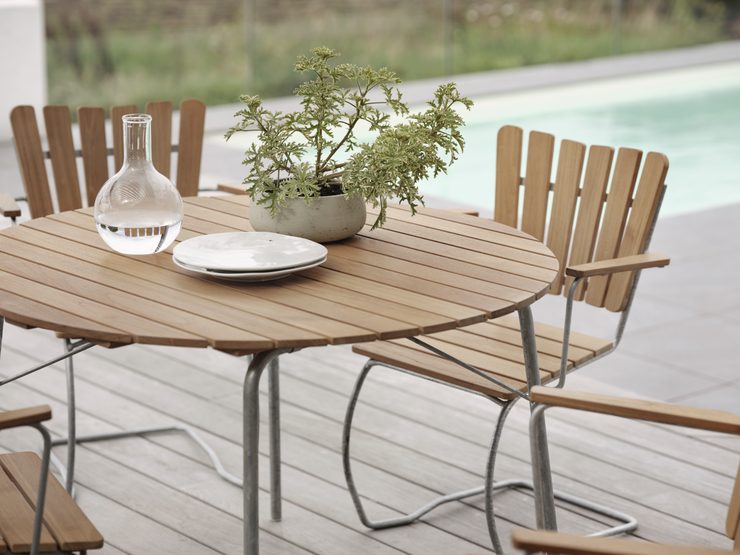 56:an stol med armlener Natur/grå