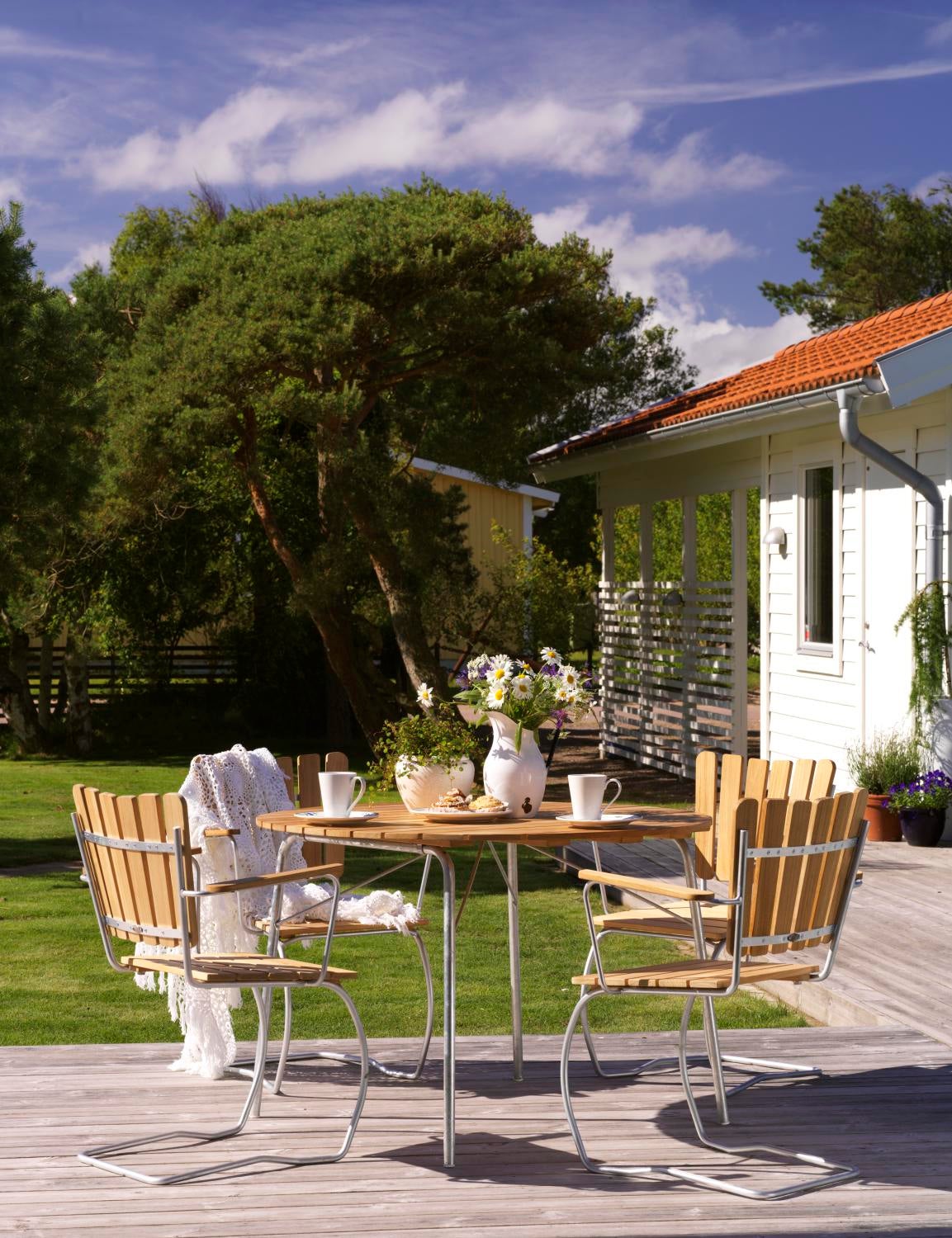 56:an stol med armlener Natur/grå