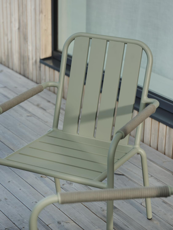 Innes stol med armlener Dusty Green