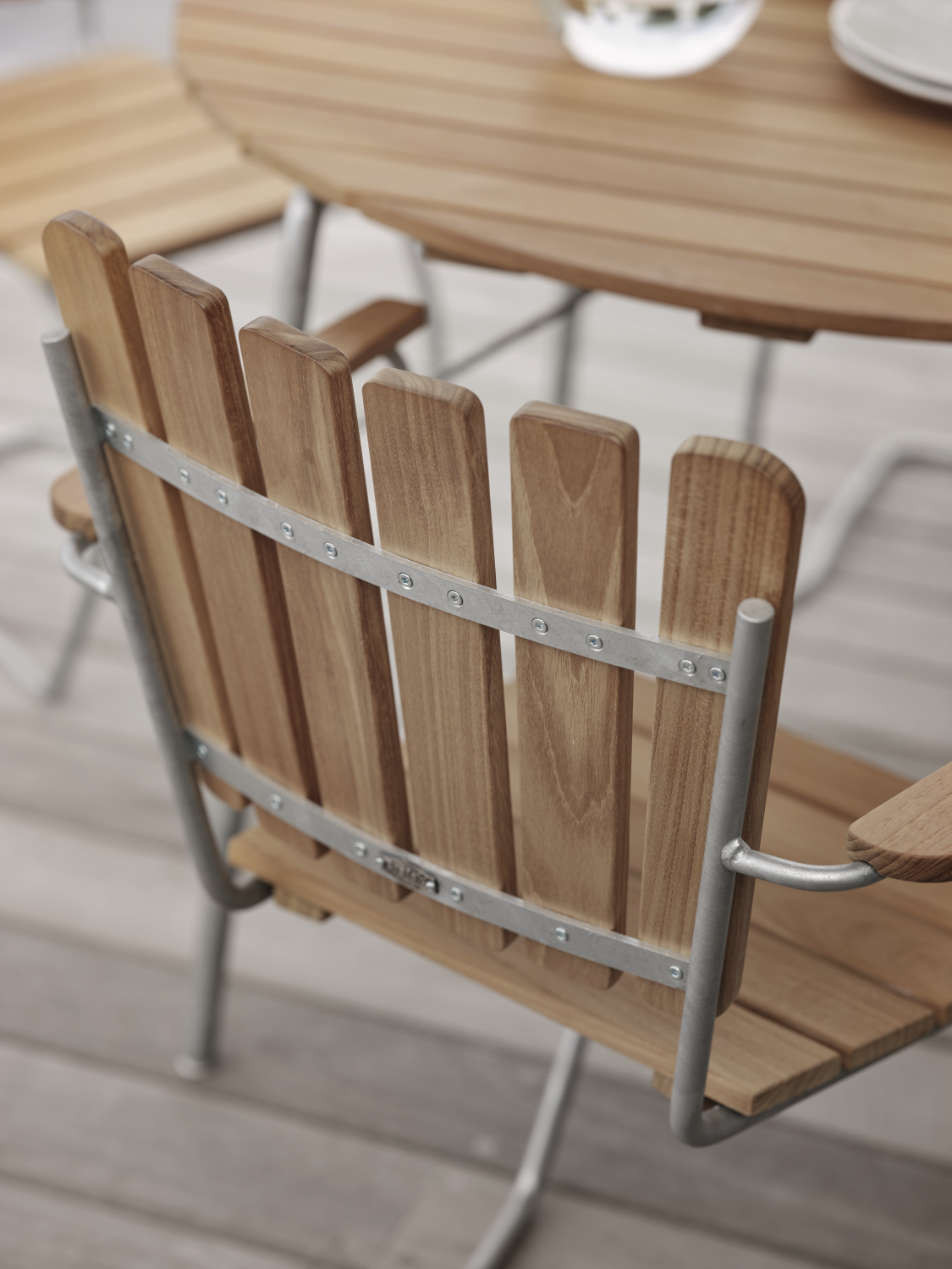 56:an stol med armlener Natur/grå