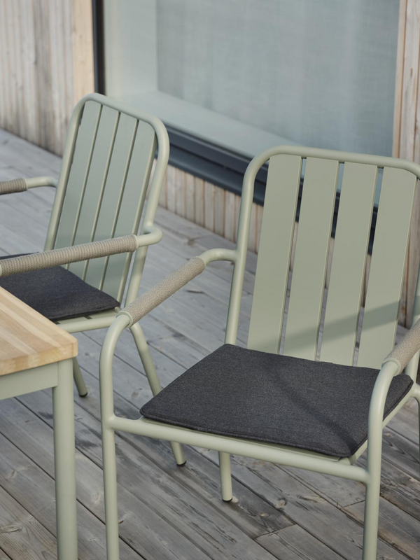 Innes stol med armlener Dusty Green