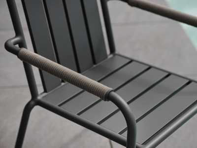Innes stol med armlener Dusty Green